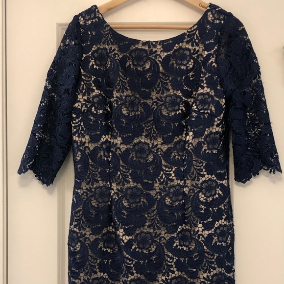 Formal lace dress - Picture 1 of 3